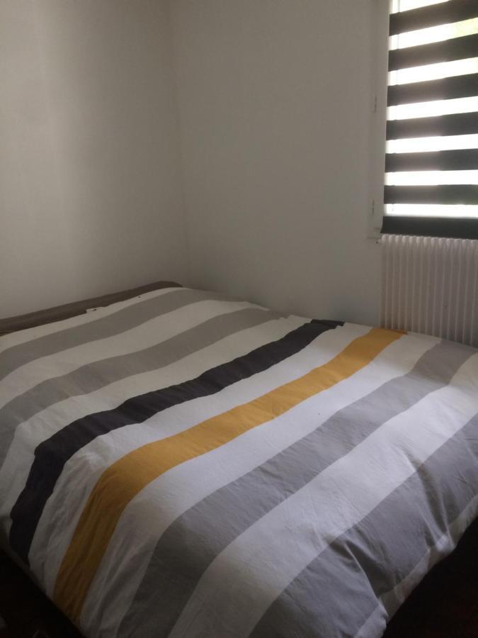 Maison Marylene Possibilite De Louer 2 Chambres Et Un Lit 1Place Supplementaire Ici C'Est Calme Et Simple Entretien Et Petit Dejeuner A Regler Sur Place Vous Gagnez 16 Pour-Cent Givry  Luaran gambar