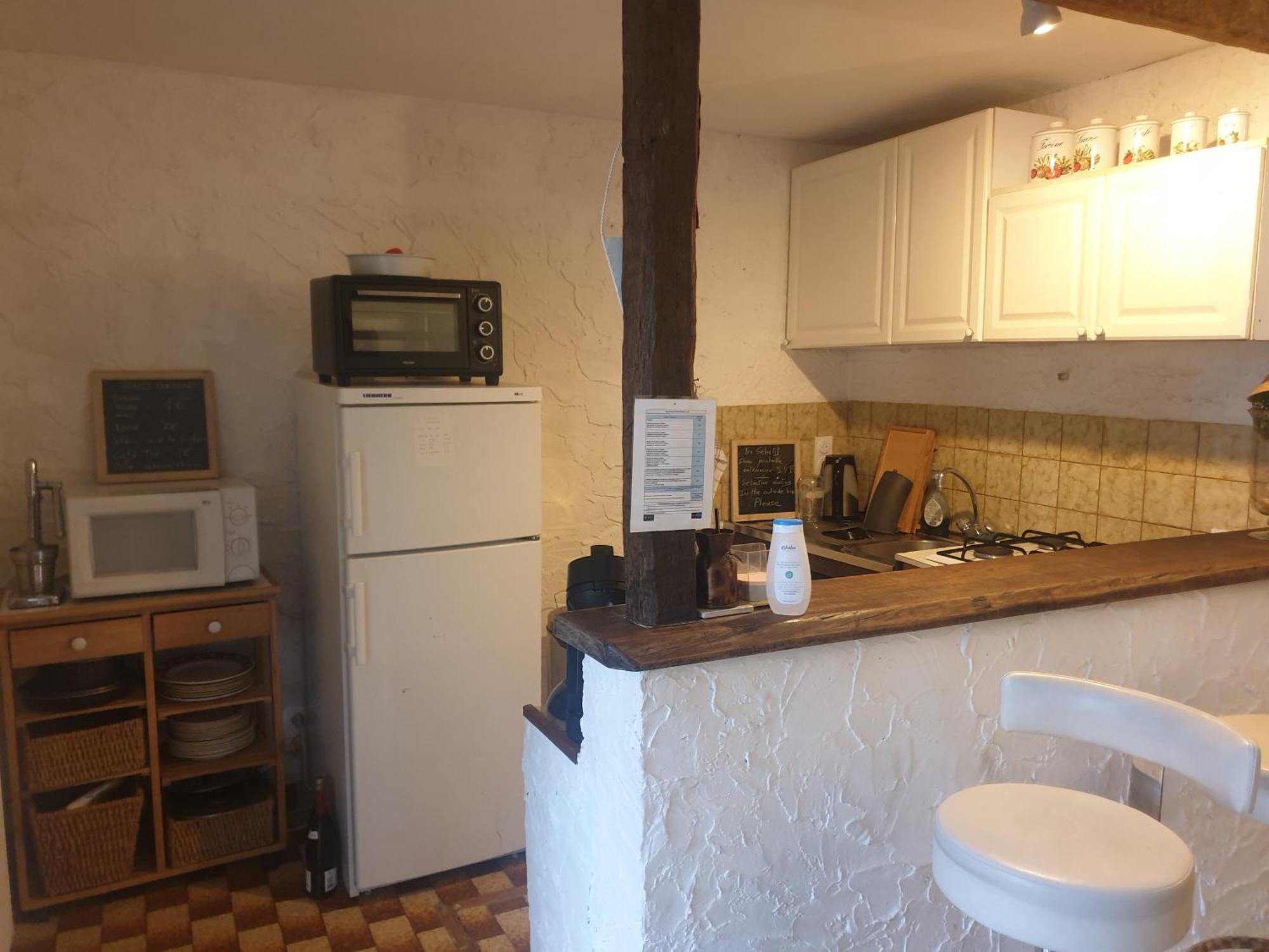 Maison Marylene Possibilite De Louer 2 Chambres Et Un Lit 1Place Supplementaire Ici C'Est Calme Et Simple Entretien Et Petit Dejeuner A Regler Sur Place Vous Gagnez 16 Pour-Cent Givry  Bilik gambar